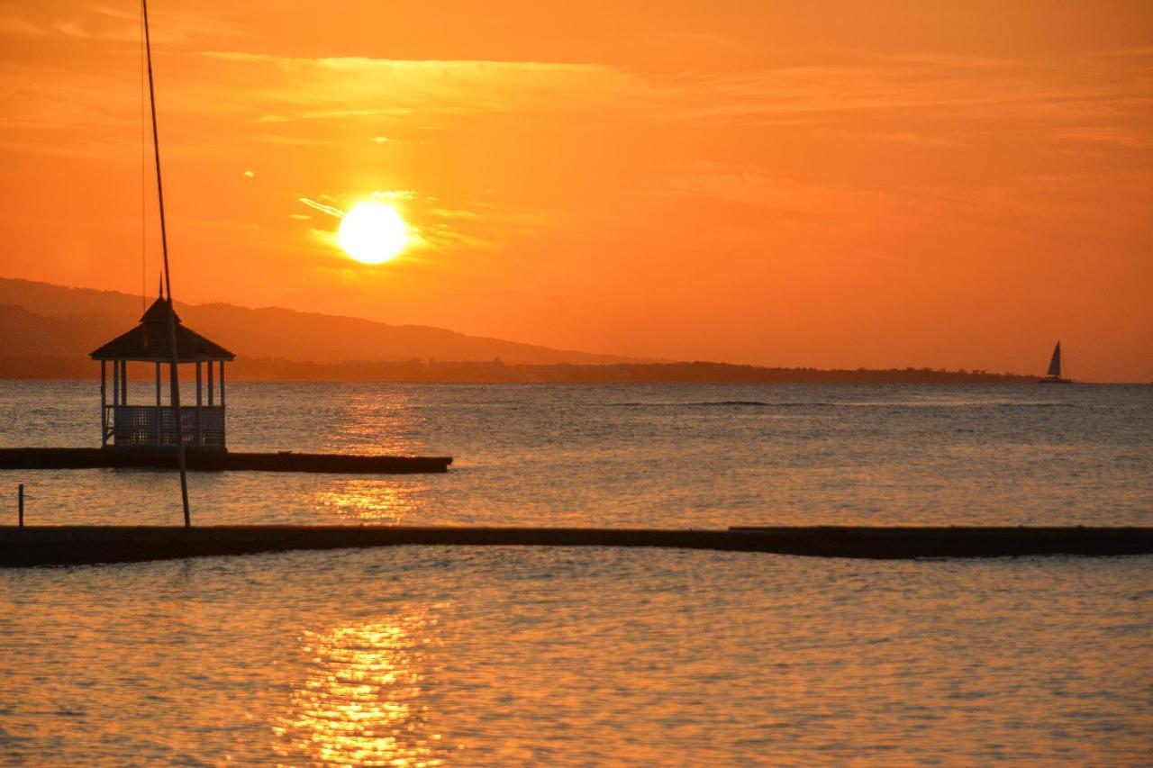 Kaz Kreol Beach Hotel Ocho Rios Bagian luar foto