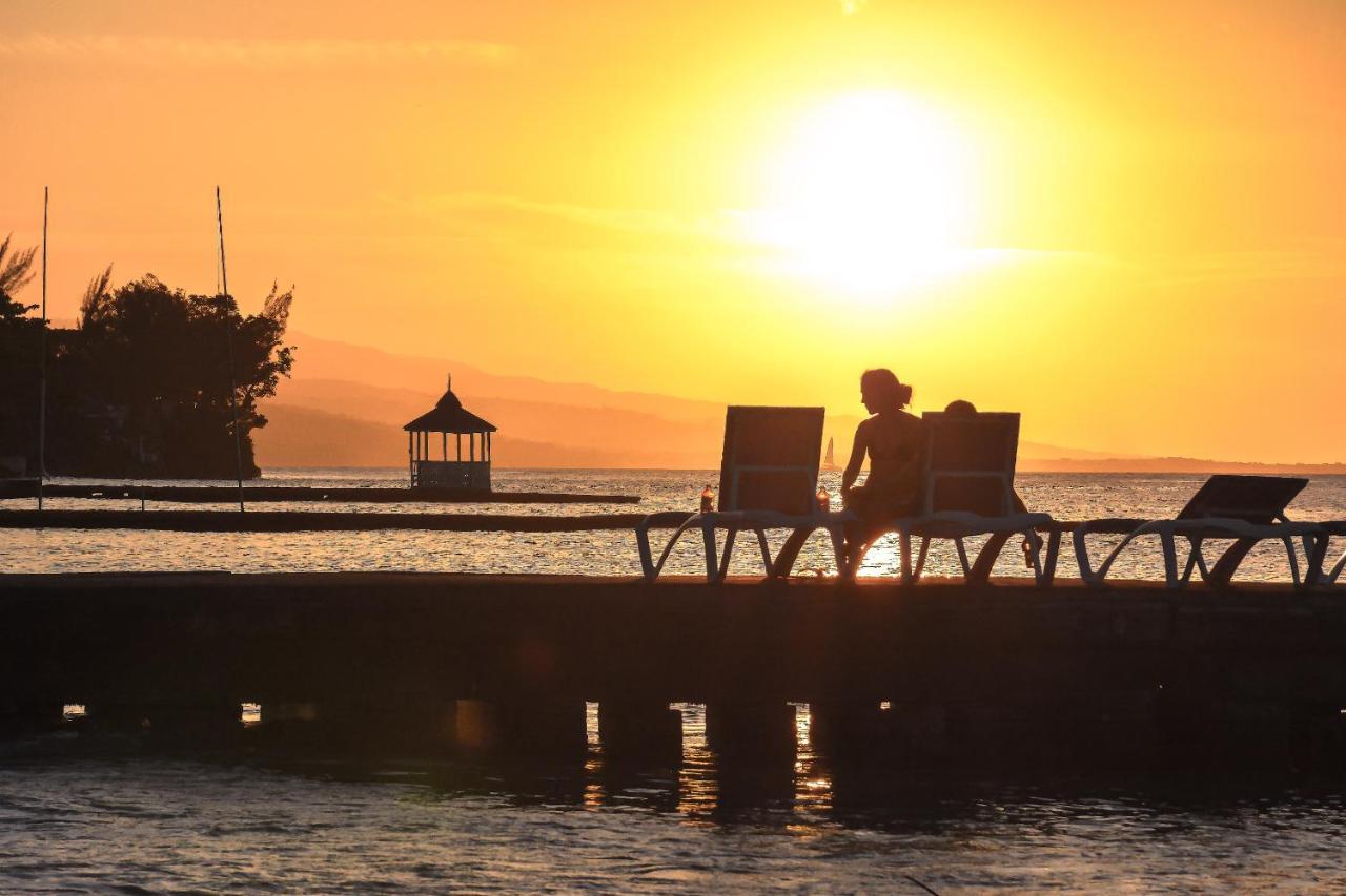 Kaz Kreol Beach Hotel Ocho Rios Bagian luar foto